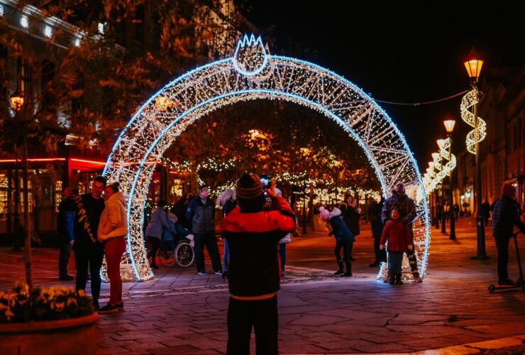 Karácsonyi zenélő fákkal és jégpályával nyitja meg kapuit az adventi vásár Esztergomban